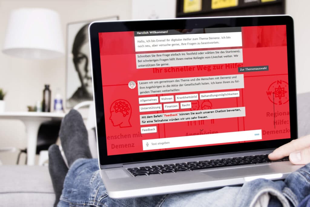 Laptop mit offenem Chatverlauf vom Gesundheits-Chatbot Emma