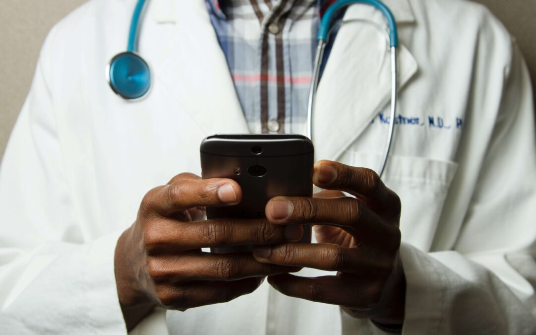 Von War­te­zim­mer zu Web­chat: Wie Chat­bots im Gesund­heits­we­sen die Pati­en­ten­kom­mu­ni­ka­ti­on ver­bes­sern können